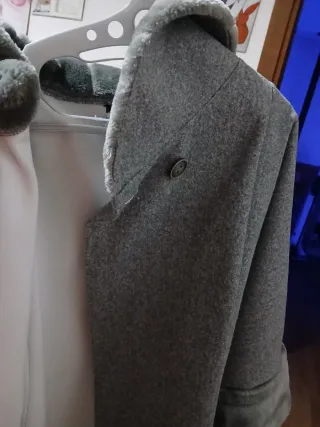 Cappottino grigio con pelliccia al collo e polsi