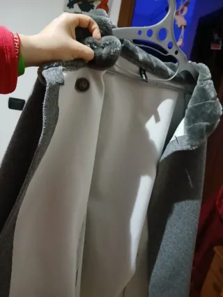 Cappottino grigio con pelliccia al collo e polsi