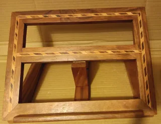 Atril de madera con incrustaciones