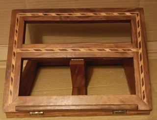 Atril de madera con incrustaciones