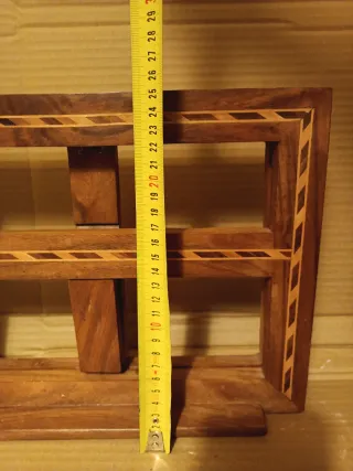 Atril de madera con incrustaciones