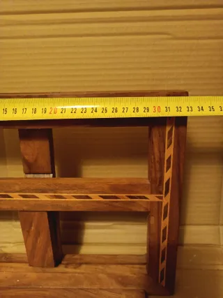 Atril de madera con incrustaciones