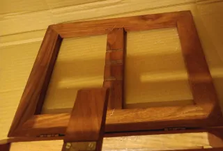 Atril de madera con incrustaciones