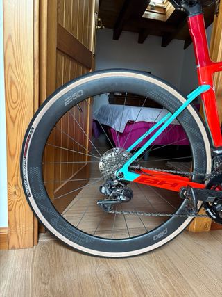 Bicicleta de carretera BH Roja