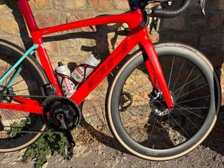 Bicicleta de carretera BH Roja