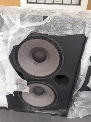 3 altavoces JBL Proffesional