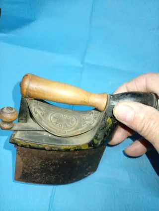 Plancha de carbón antigua pequeña