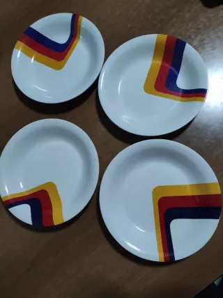 4 piatti fondi plastica multicolor