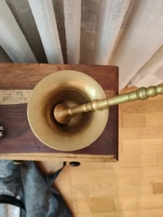 Mortero de cobre con mano