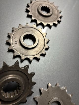 Piñones moto varias medidas.