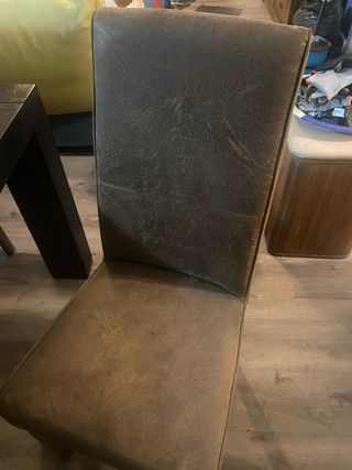 Mesa extensible d madera maciza y seis sillas.