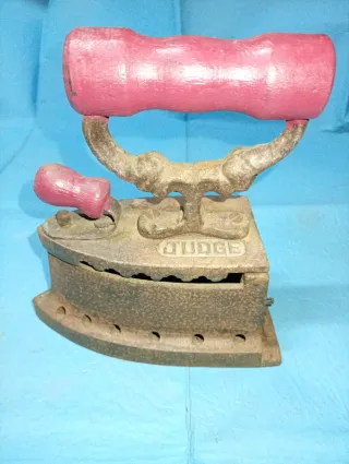 Plancha de carbón antigua Judge