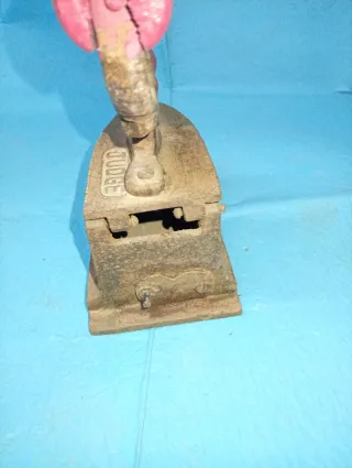 Plancha de carbón antigua Judge