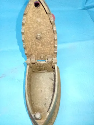 Plancha de carbón antigua Judge