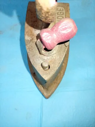 Plancha de carbón antigua Judge