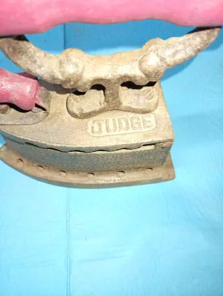 Plancha de carbón antigua Judge