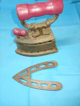 Plancha de carbón antigua Judge