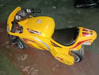 Moto correpasillos Injusa amarilla