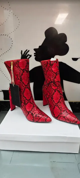 Botines NAEMI piel serpiente rojo y negro