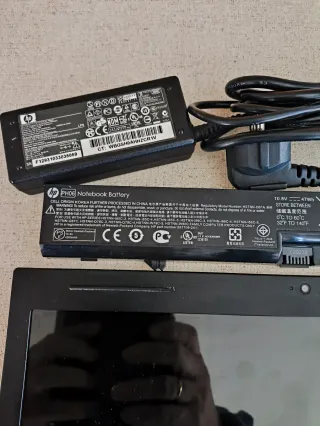 Pantalla HP 420 + Cargador y Batería