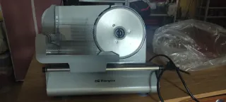 Cortadora de embutido y pan Orbegozo MS 4570