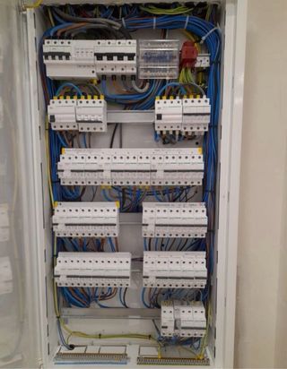 electricidad y telecomunicaciones