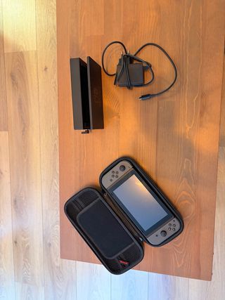 Nintendo Switch + Dock + Caricabatterie + Custodia