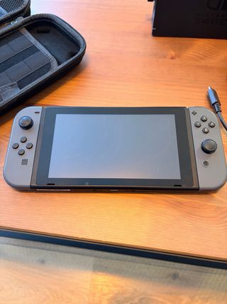 Nintendo Switch + Dock + Caricabatterie + Custodia