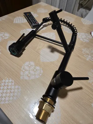 Grifo de cocina negro y dorado