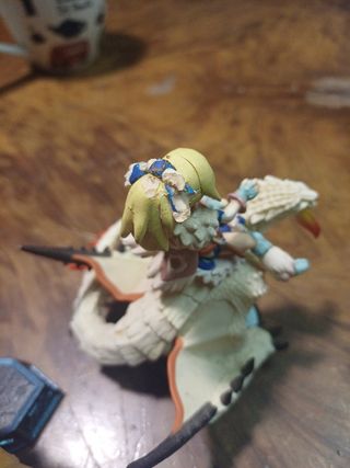 Figuras de skylanders y monster hunter