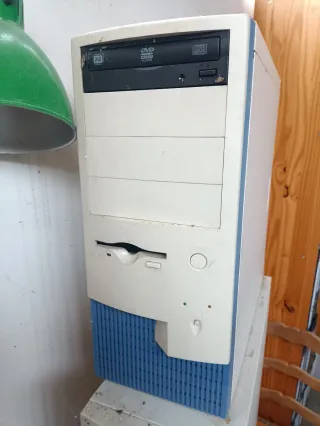 Torre Ordenador PC Blanca y Azul