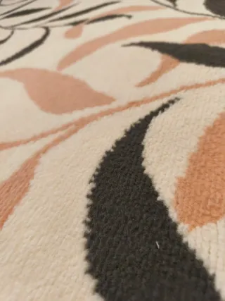 Alfombra de salón diseño hojas beige y rosa