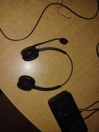 Auriculares Bluetooth con base de carga