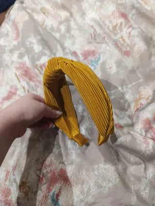 Diadema dorada con nudo