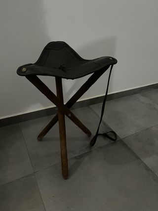 Silla de trípode de cuero y madera