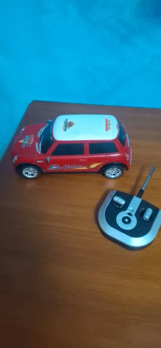 Coche teledirigido rojo