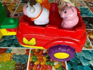 Tractor con remolque y animales