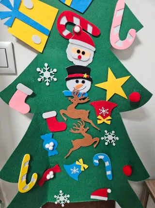 Árbol de Navidad de Fieltro con Adornos