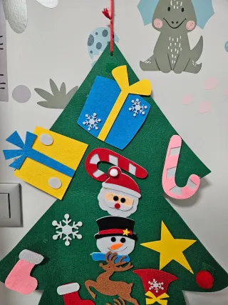 Árbol de Navidad de Fieltro con Adornos
