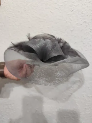 Tocado gris plata para bodas