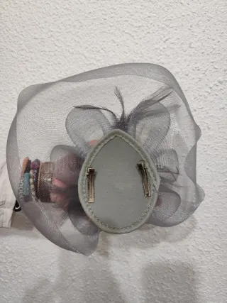 Tocado gris plata para bodas
