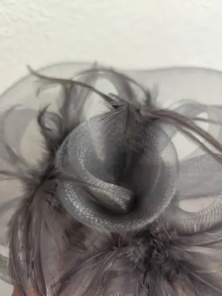 Tocado gris plata para bodas