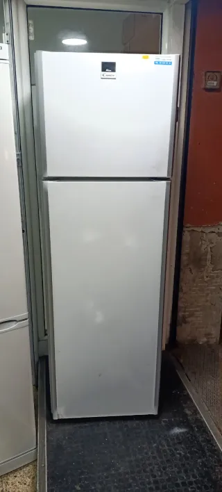 Nevera Candy Pequeña A+ 165 x 54 X 57 cm