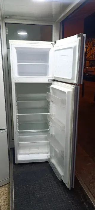 Nevera Candy Pequeña A+ 165 x 54 X 57 cm