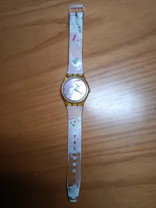 Reloj Swatch infantil rosa y blanco.