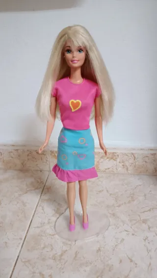 Conjunto Barbie: Camiseta Rosa, Falda y zapatitos.
