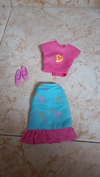 Conjunto Barbie: Camiseta Rosa, Falda y zapatitos.