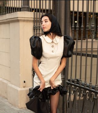 Vestido blanco y negro con volantes