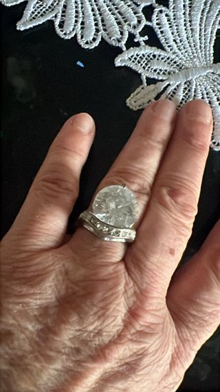 Anillo con piedra blanca