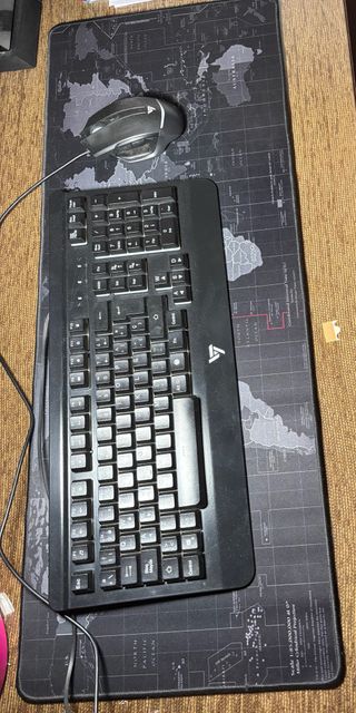 Teclado, ratón y alfombrilla mapa mundo. Gaiming
